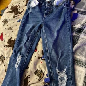 size 1 ripped jeans skinny.  not sure what brand… got them from a friend